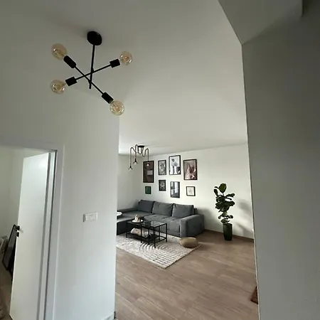 Airport Point Apartman B *